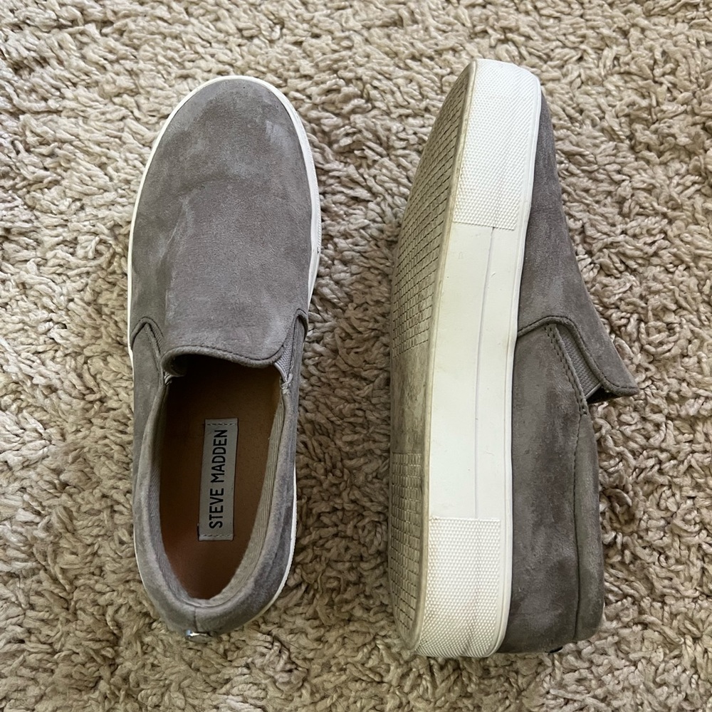 Light grey suede Steve Madden GILLS slip ons